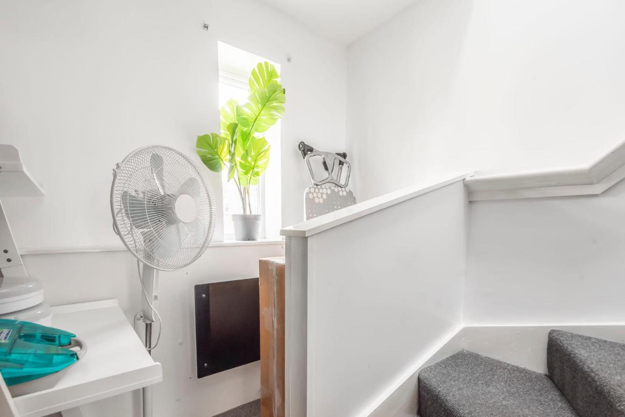 Apartment Entire - Cosy 3 Bedroom House, Close To Levenshulme Station, 13 Mins To Centre Manchester