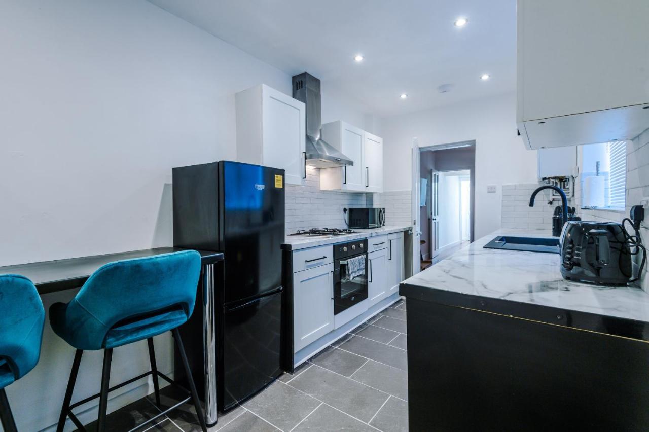 3 Bedroom House Hosted By Mcr Dens * Manchester