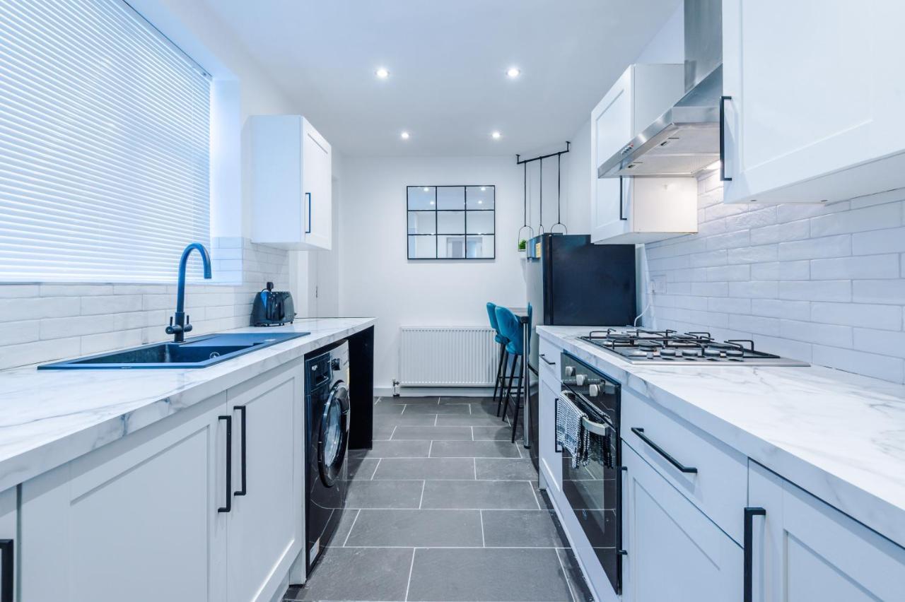 3 Bedroom House Hosted By Mcr Dens Holiday home Manchester