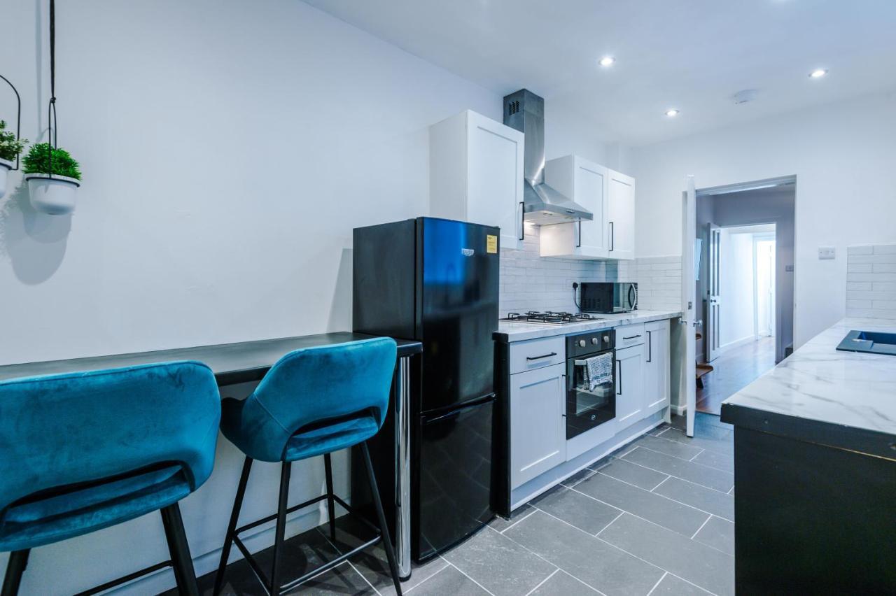 3 Bedroom House Hosted By Mcr Dens * Manchester