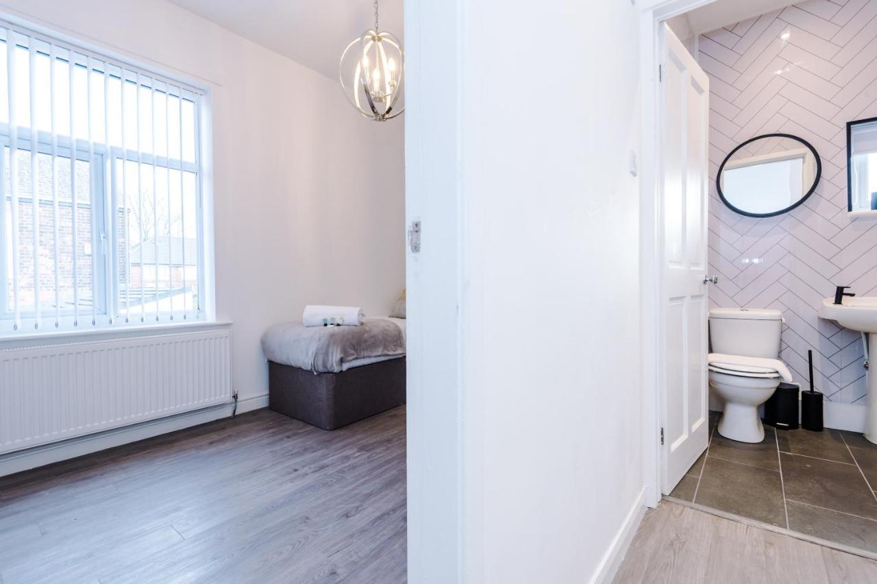 3 Bedroom House Hosted By Mcr Dens Holiday home