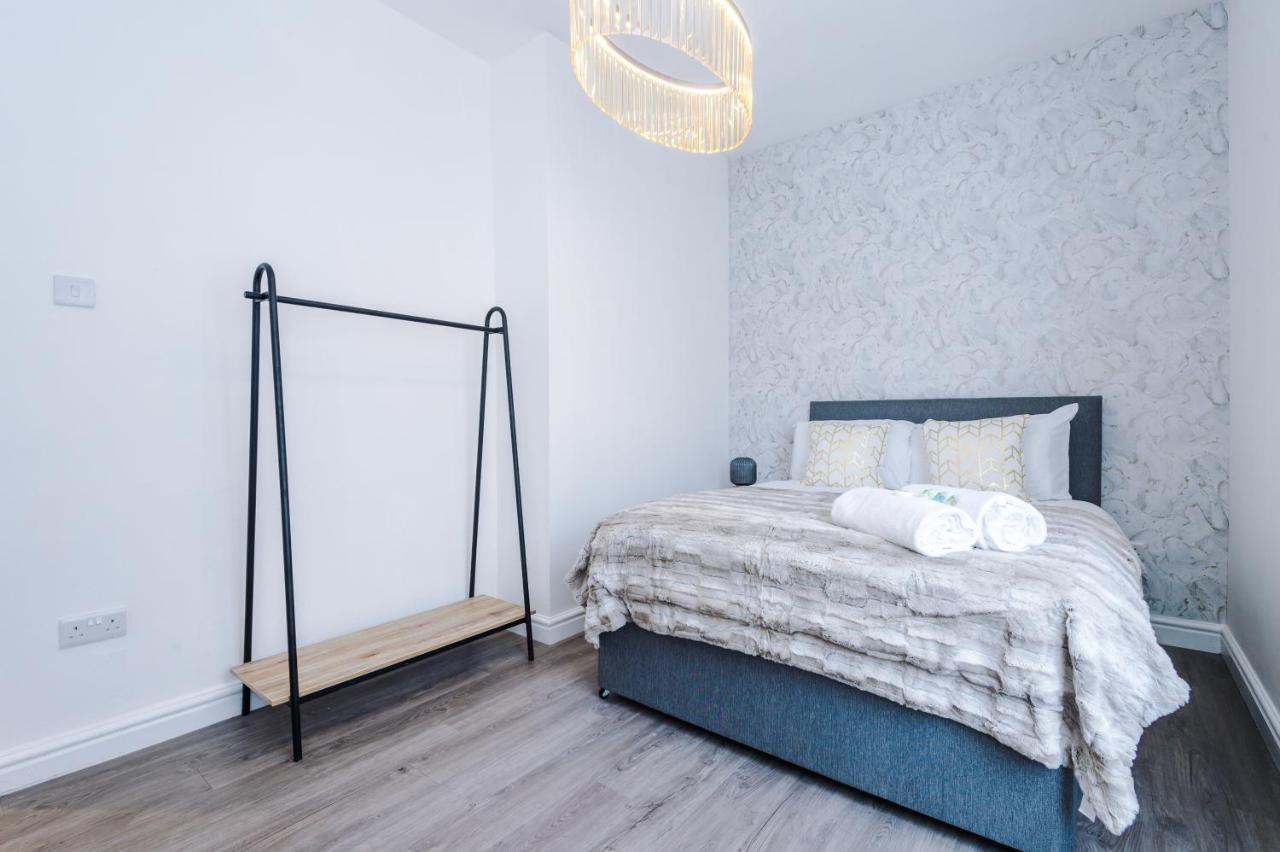 3 Bedroom House Hosted By Mcr Dens * Manchester