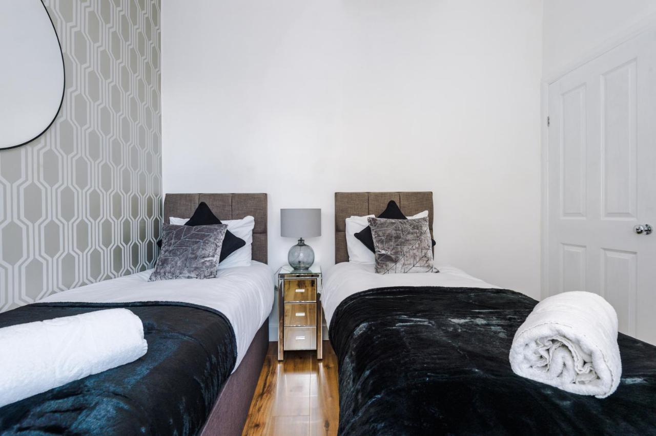 3 Bedroom House Hosted By Mcr Dens Holiday home Manchester