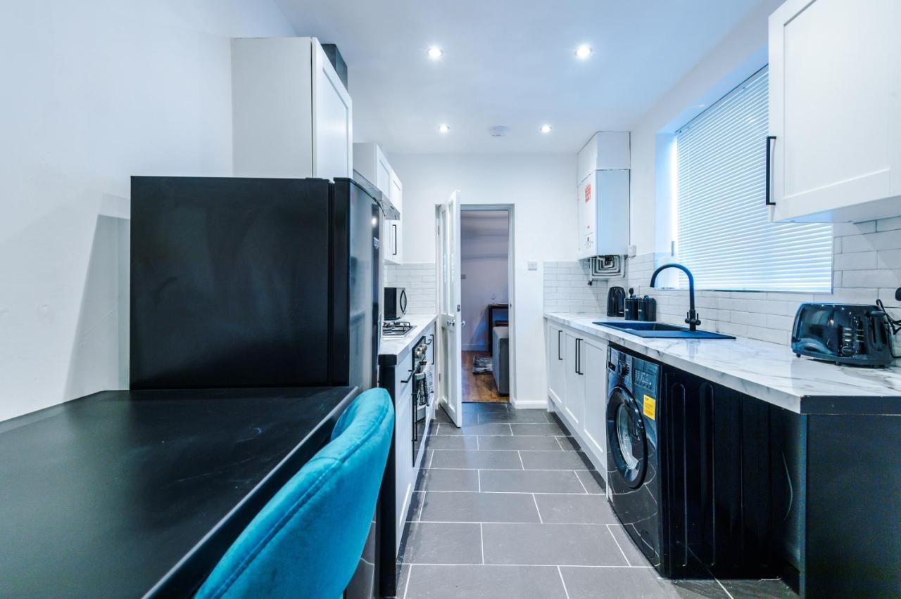 Holiday home 3 Bedroom House Hosted By Mcr Dens