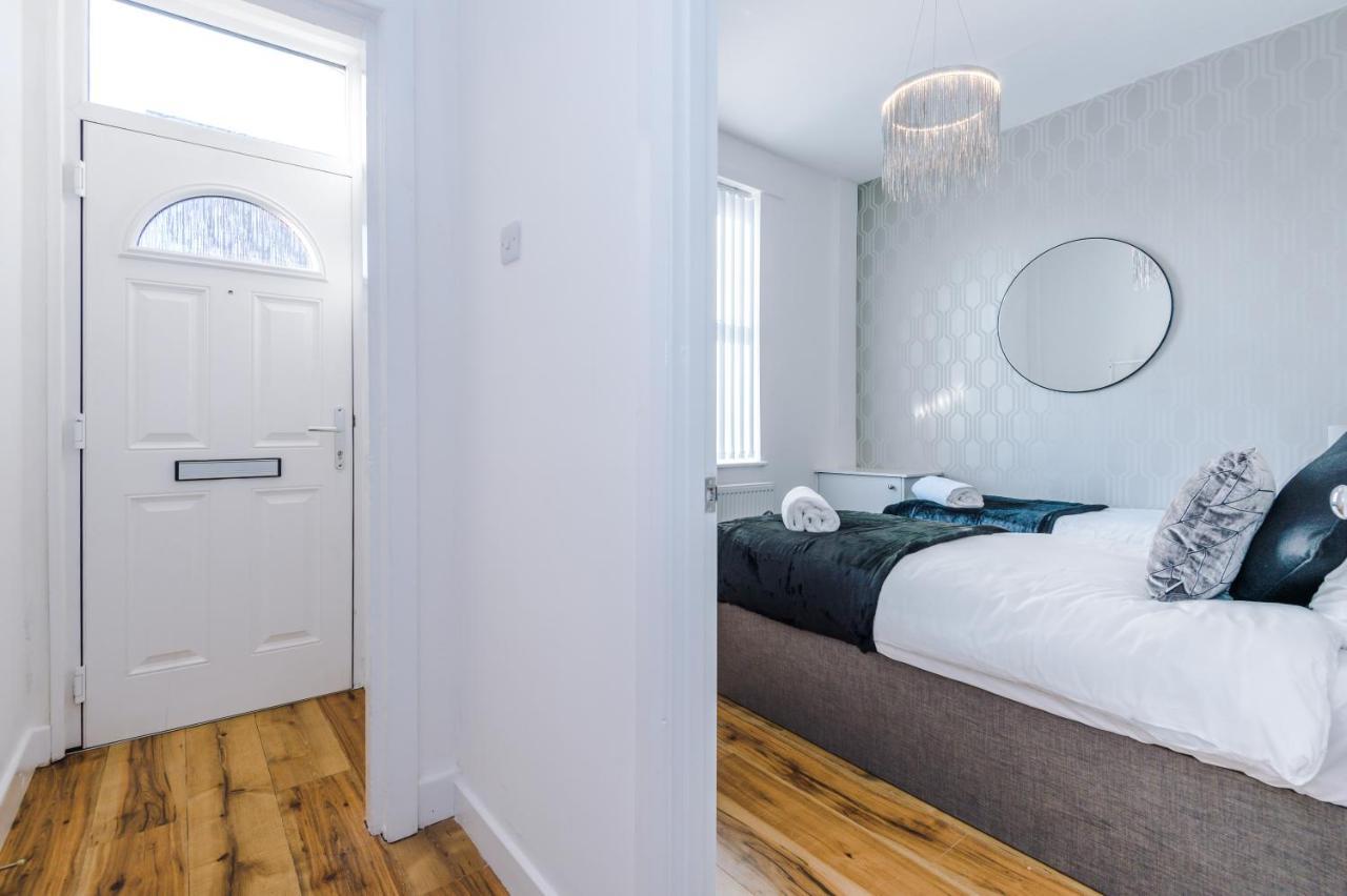Holiday home 3 Bedroom House Hosted By Mcr Dens