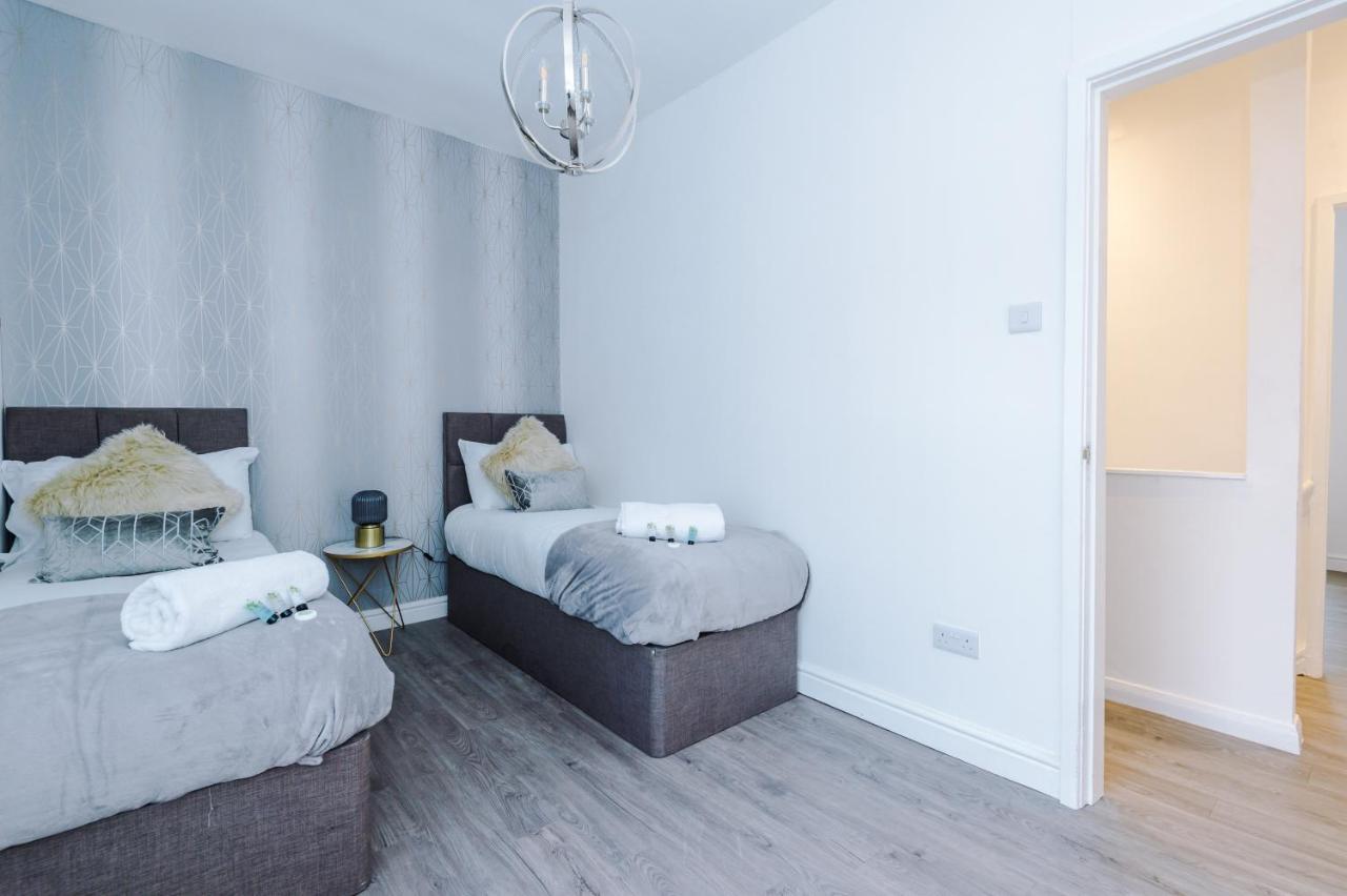 Holiday home 3 Bedroom House Hosted By Mcr Dens