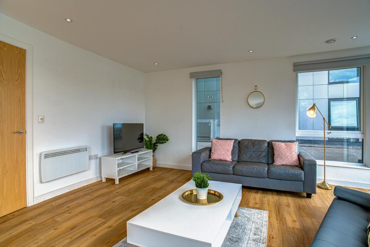 Lovely 2-bed In With Parking *