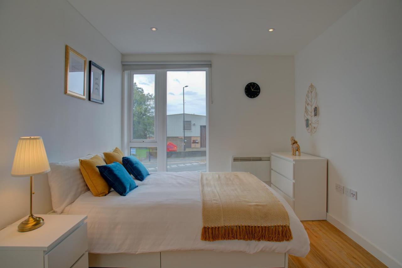 Lovely 2-bed In With Parking Manchester
