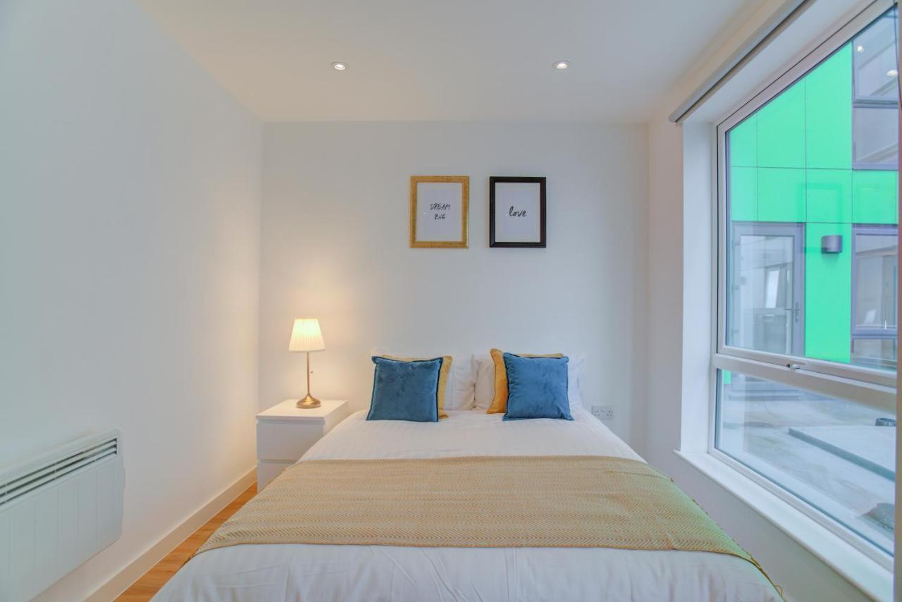 Lovely 2-bed In With Parking Apartment *