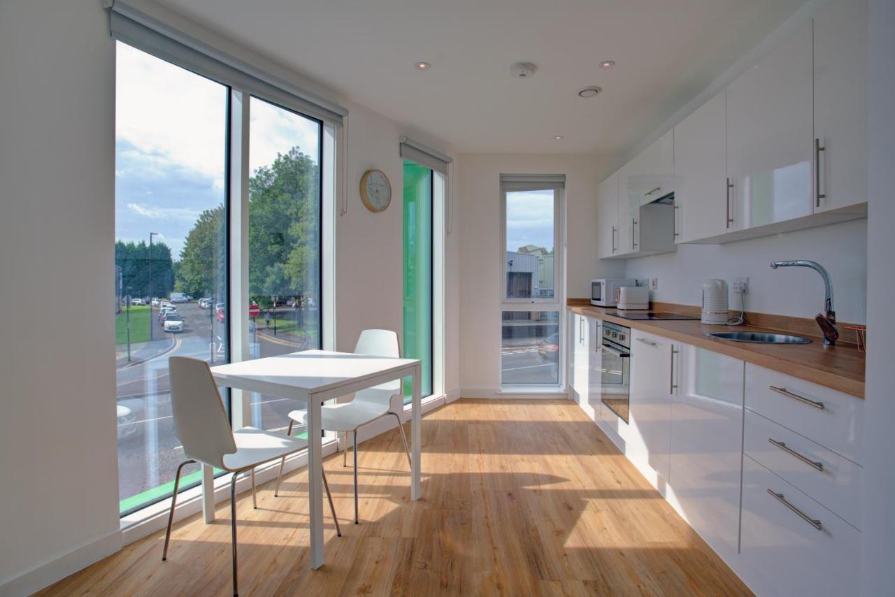 Lovely 2-bed In With Parking Apartment *