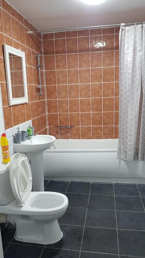 Double Bedroom In 13 Woodfold Ave, M19 3ap, Rm1 2 Sing Bed Guest house