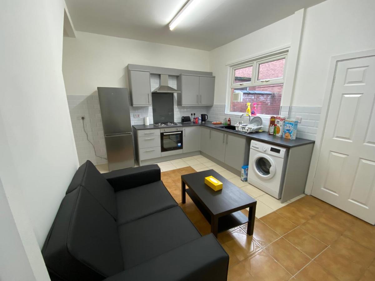 Guest house Double Bedroom In 13 Woodfold Ave, M19 3ap, Rm1 2 Sing Bed *