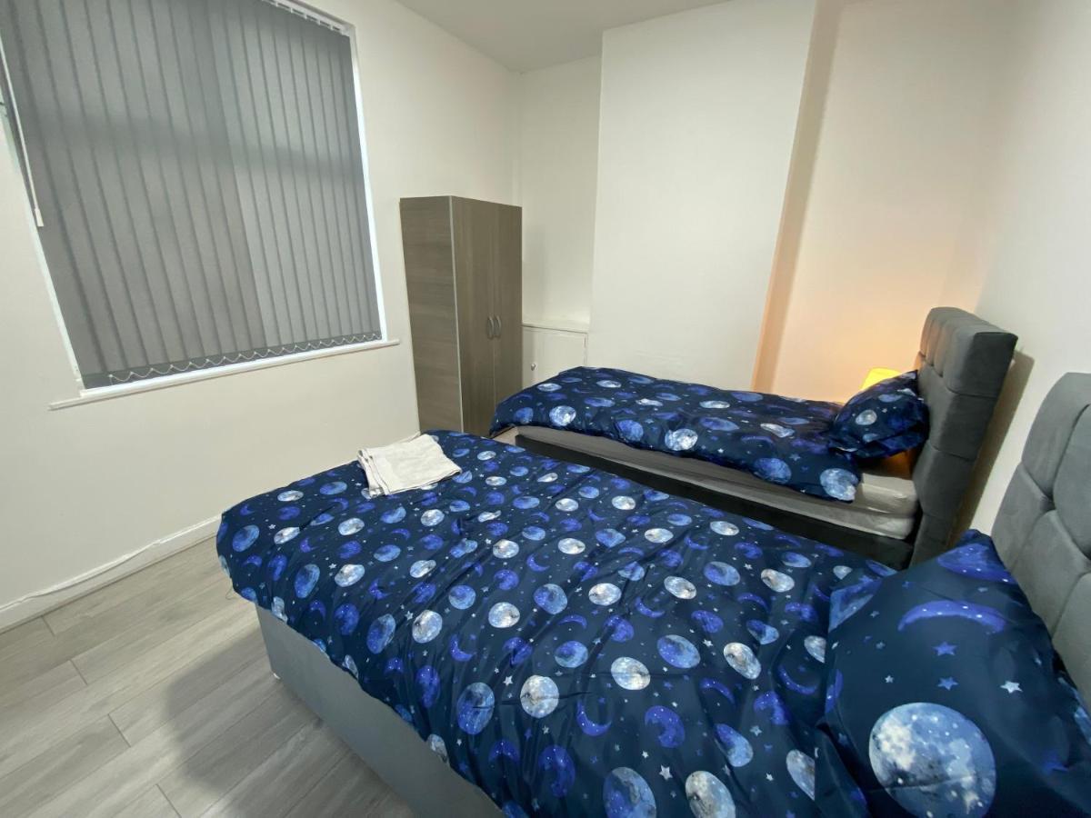 Double Bedroom In 13 Woodfold Ave, M19 3ap, Rm1 2 Sing Bed