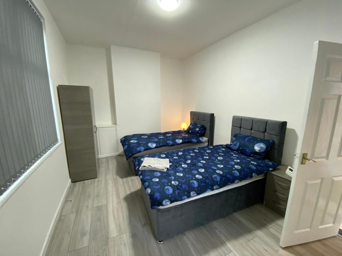 Guest house Double Bedroom In 13 Woodfold Ave, M19 3ap, Rm1 2 Sing Bed Manchester