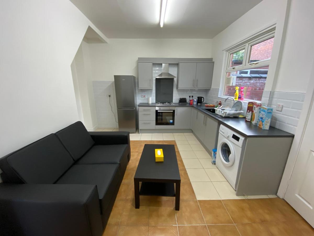 Double Bedroom In 13 Woodfold Ave, M19 3ap, Rm1 2 Sing Bed Guest house Manchester