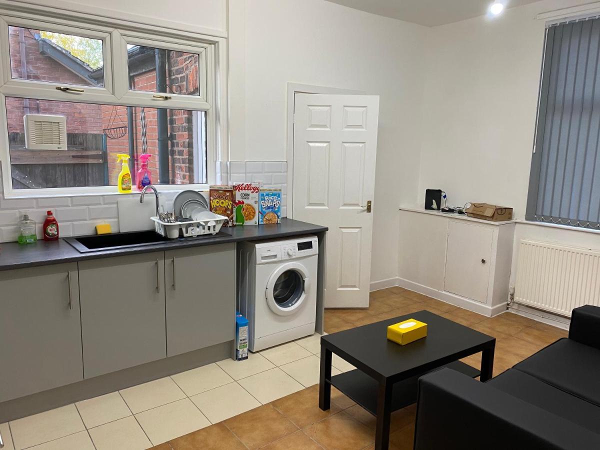 Guest house Double Bedroom In 13 Woodfold Ave, M19 3ap, Rm1 2 Sing Bed *