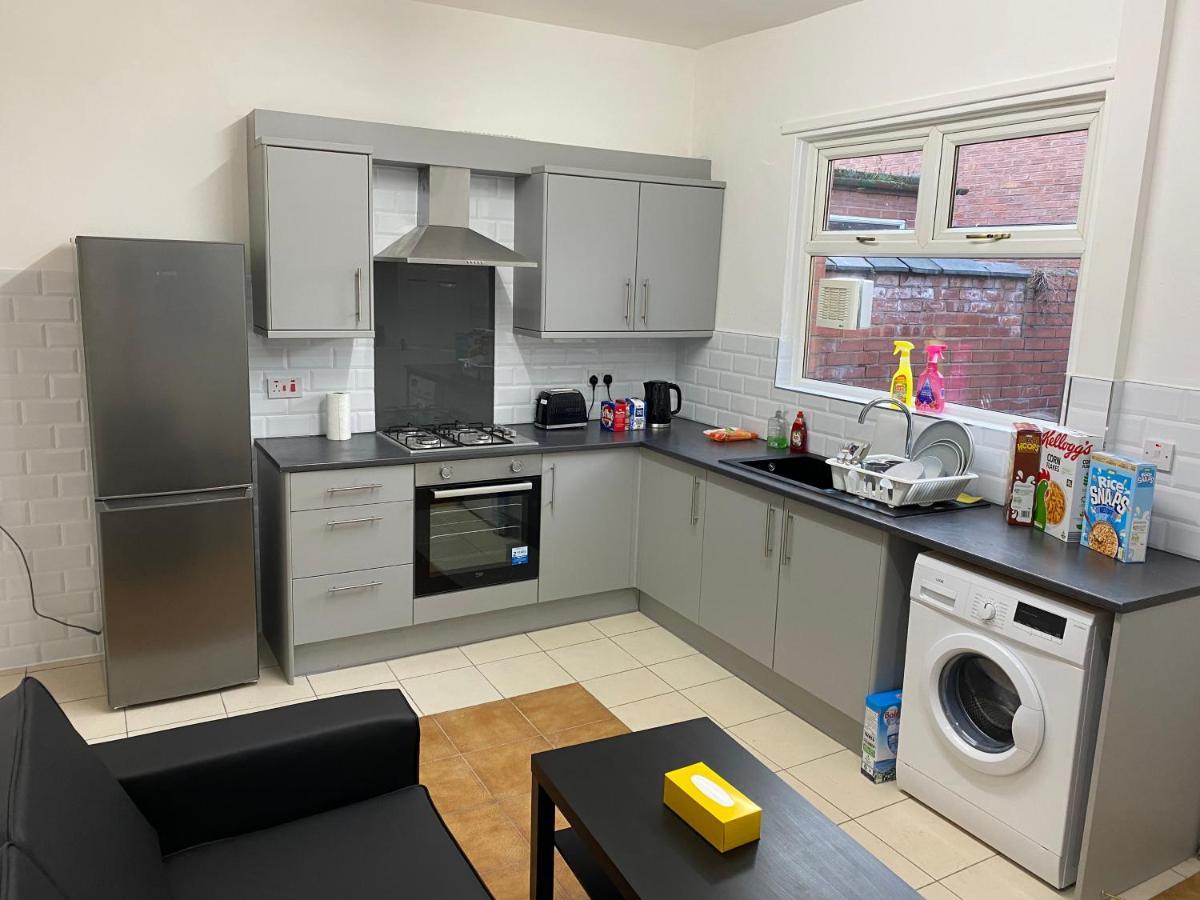 Double Bedroom In 13 Woodfold Ave, M19 3ap, Rm1 2 Sing Bed * Manchester
