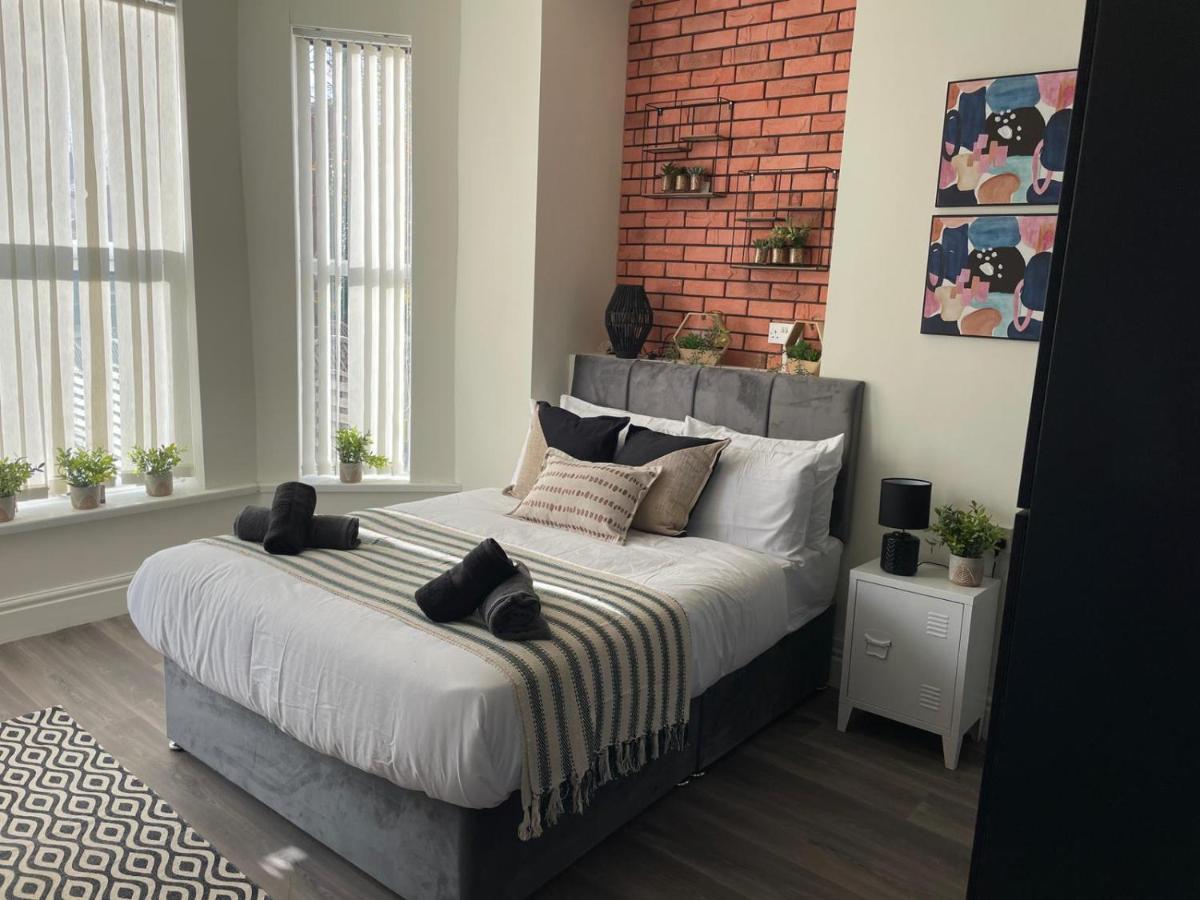 Deluxe Centrally Located In Apartment *