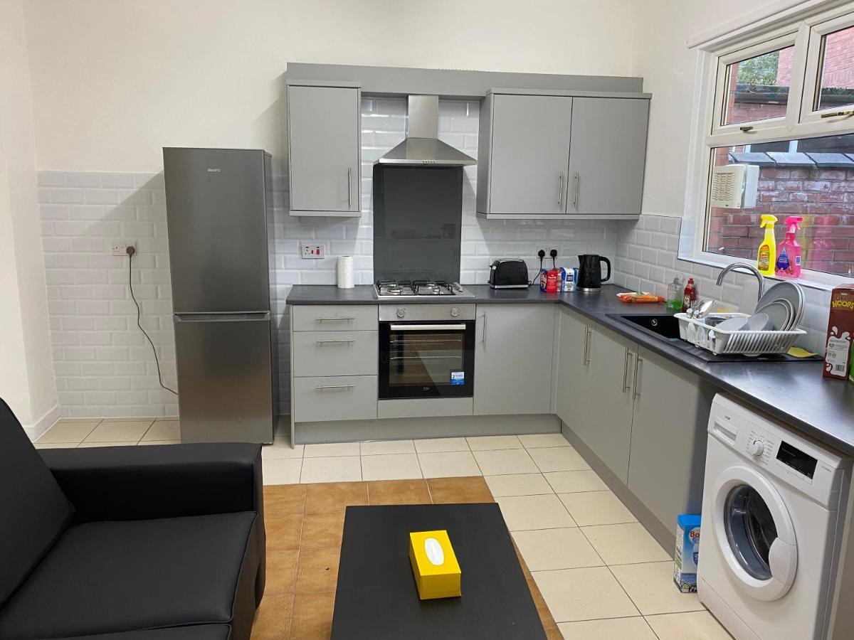 Guest house Double Bedroom In 13 Woodfold Ave, M19 3ap, Rm1 2 Sing Bed *