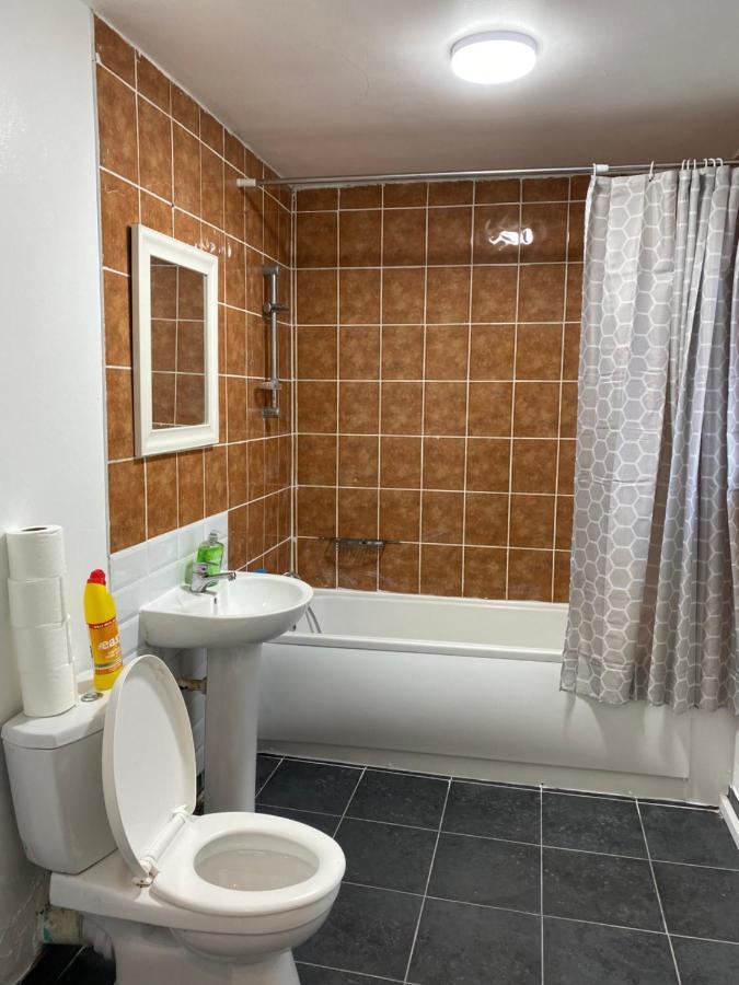 Double Bedroom In 13 Woodfold Ave, M19 3ap, Rm1 2 Sing Bed * Manchester