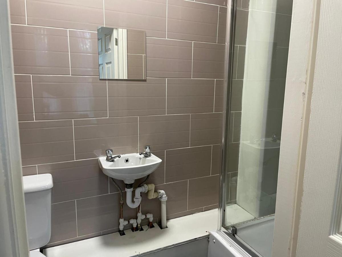 Deluxe Centrally Located In Apartment *