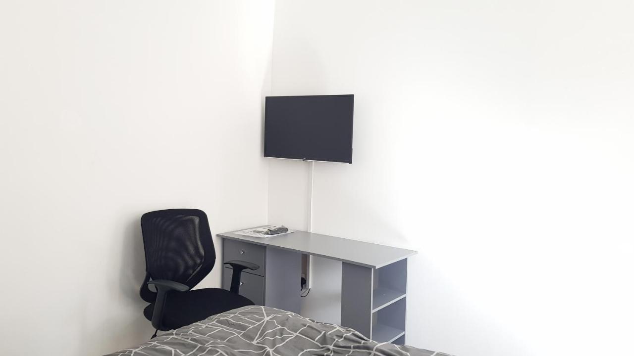 Double Bedroom In Withington, M20. 1 Db Bed, Rm 1 *