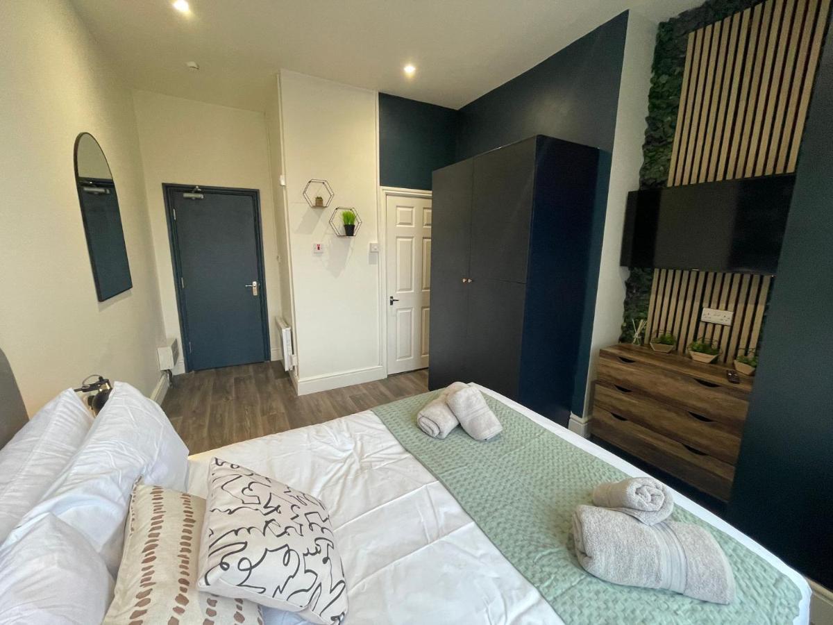 Deluxe Centrally Located In Apartment