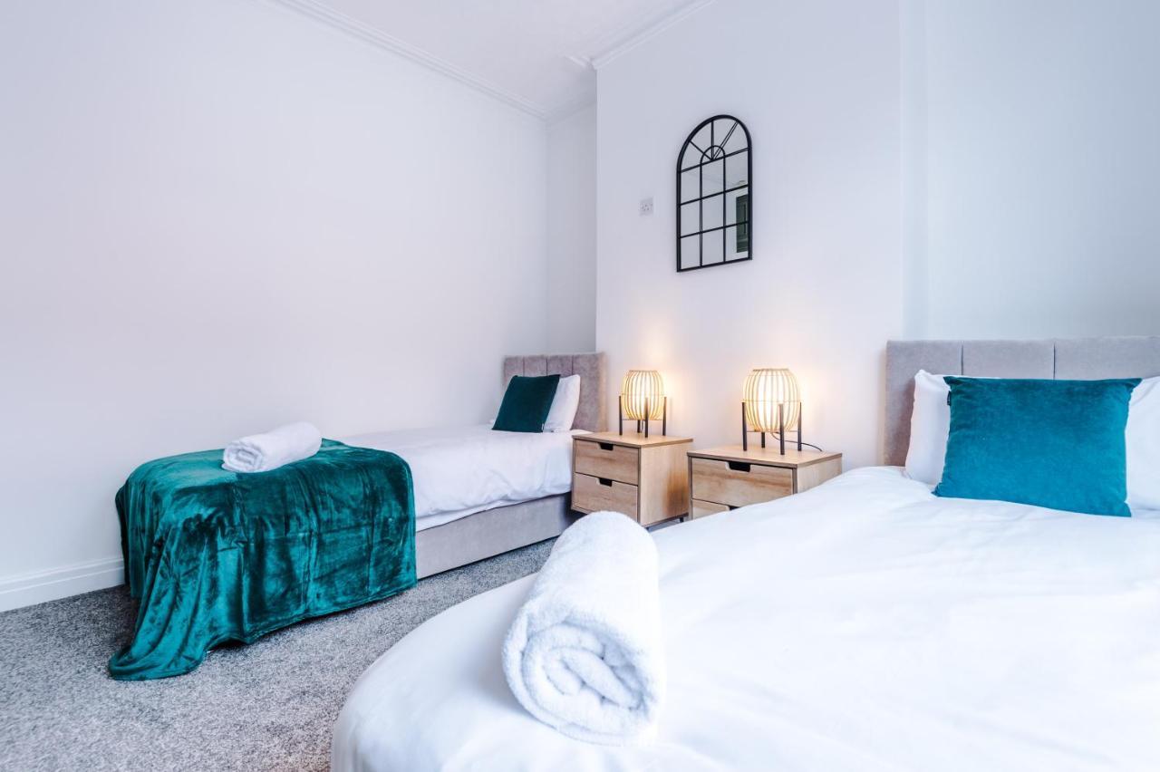 Three Bedroom With Free Parking Holiday home *