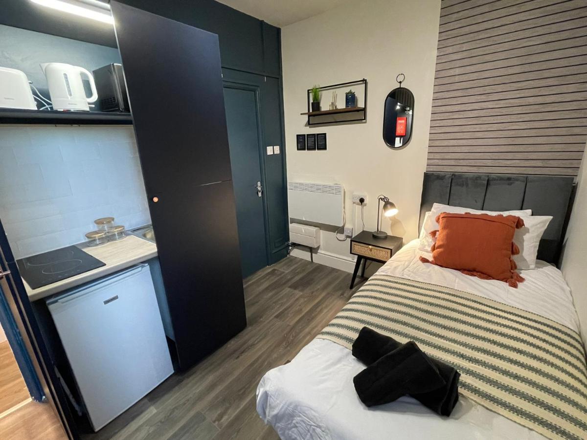 Deluxe Centrally Located In Apartment *