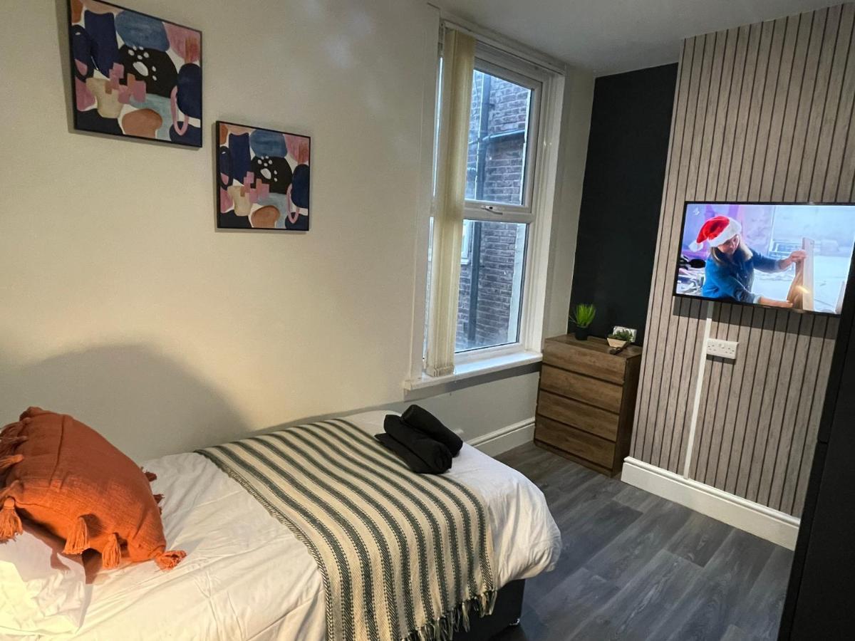 Deluxe Centrally Located In Apartment *