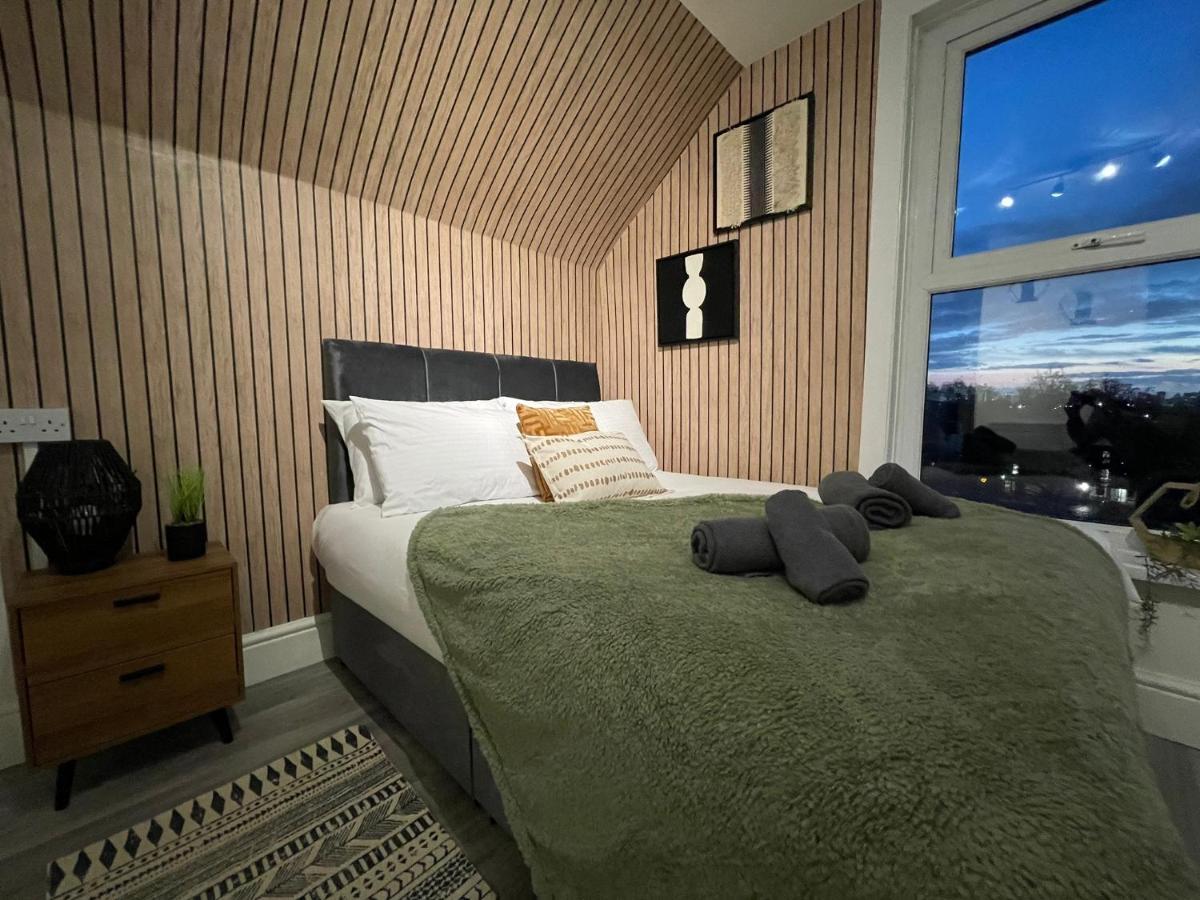 Deluxe Centrally Located In Apartment