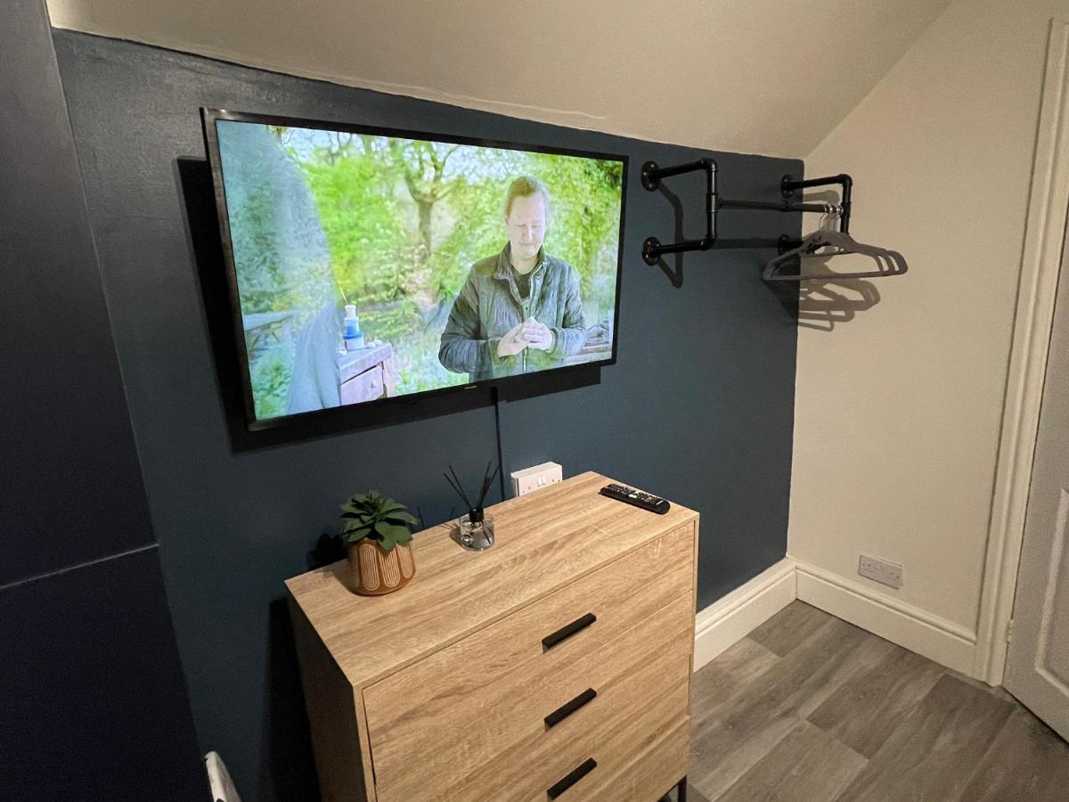 Deluxe Centrally Located In Apartment