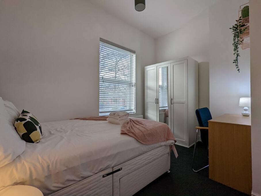 Gloucester Pl - Affordable 3 Bed House Manchester