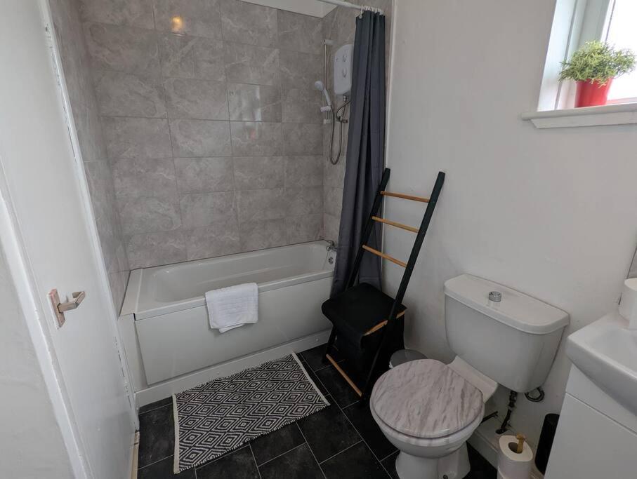 Vakantiehuis Gloucester Pl - Affordable 3 Bed House Manchester