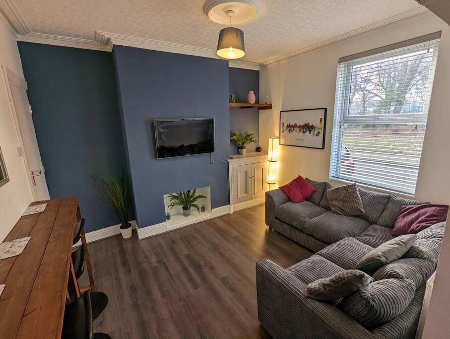 Gloucester Pl - Affordable 3 Bed House *