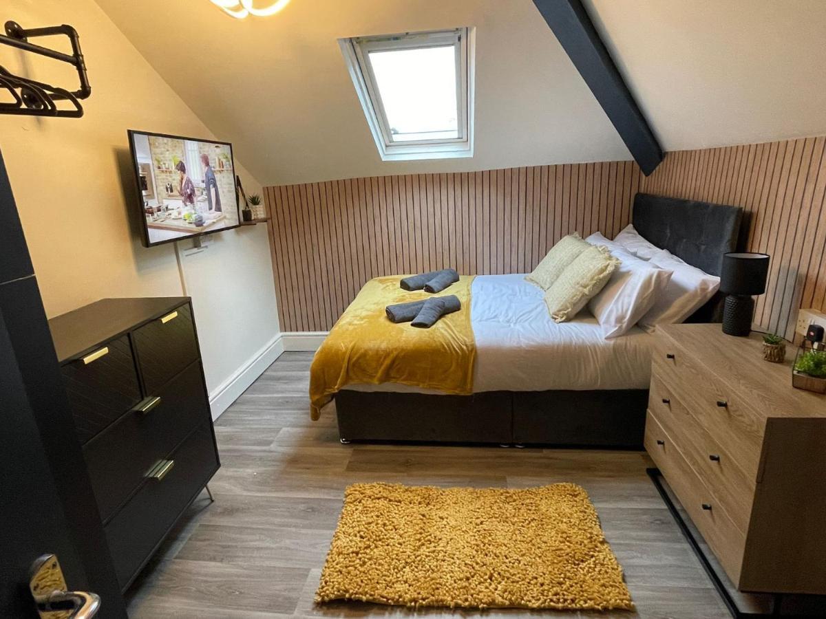 Deluxe Centrally Located In Apartment *