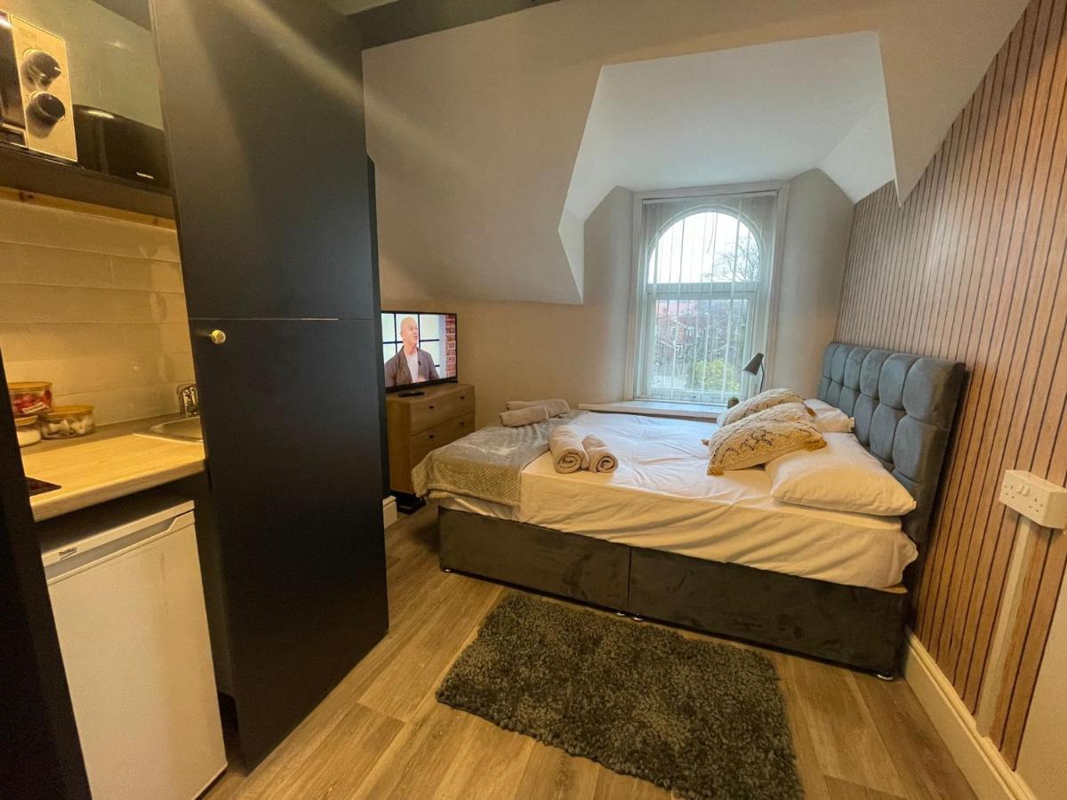Deluxe Centrally Located In Apartment