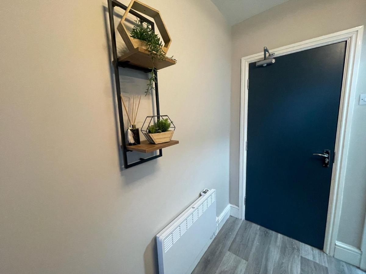 Deluxe Centrally Located In Apartment *