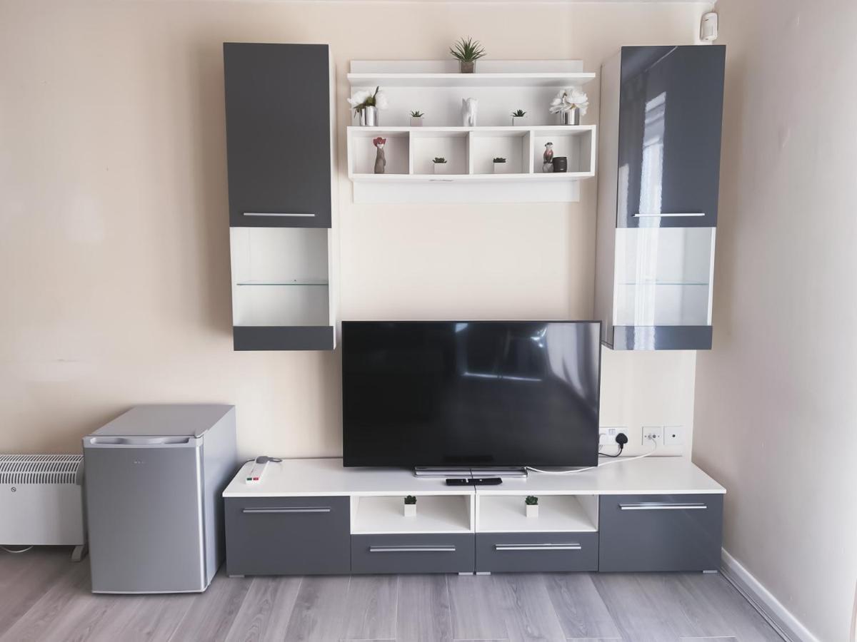 Spacious 2 Bed Flat, Free Parking, Close To Town Appartement