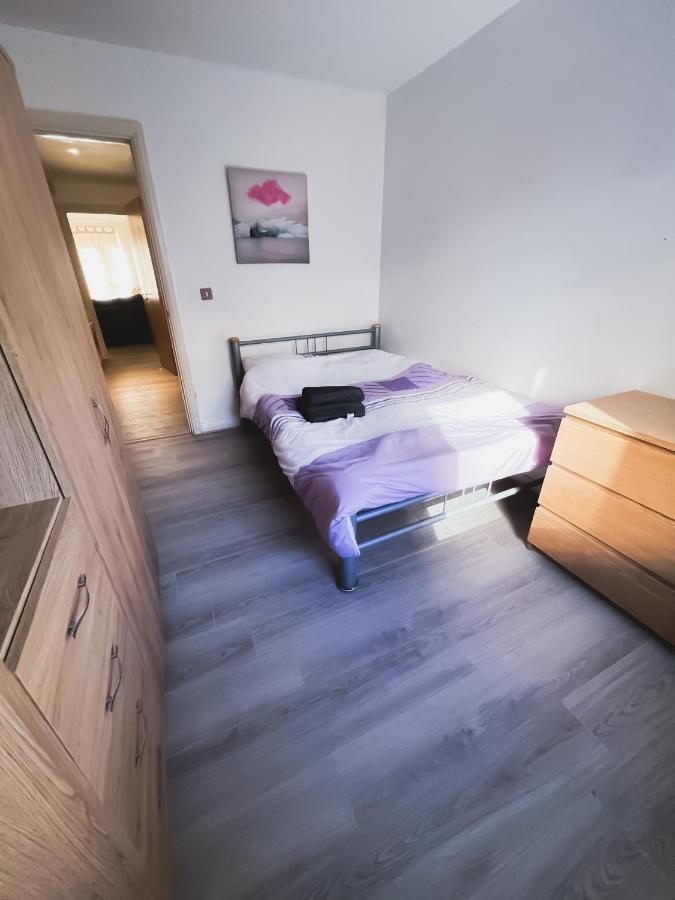 Spacious 2 Bed Flat, Free Parking, Close To Town * Manchester