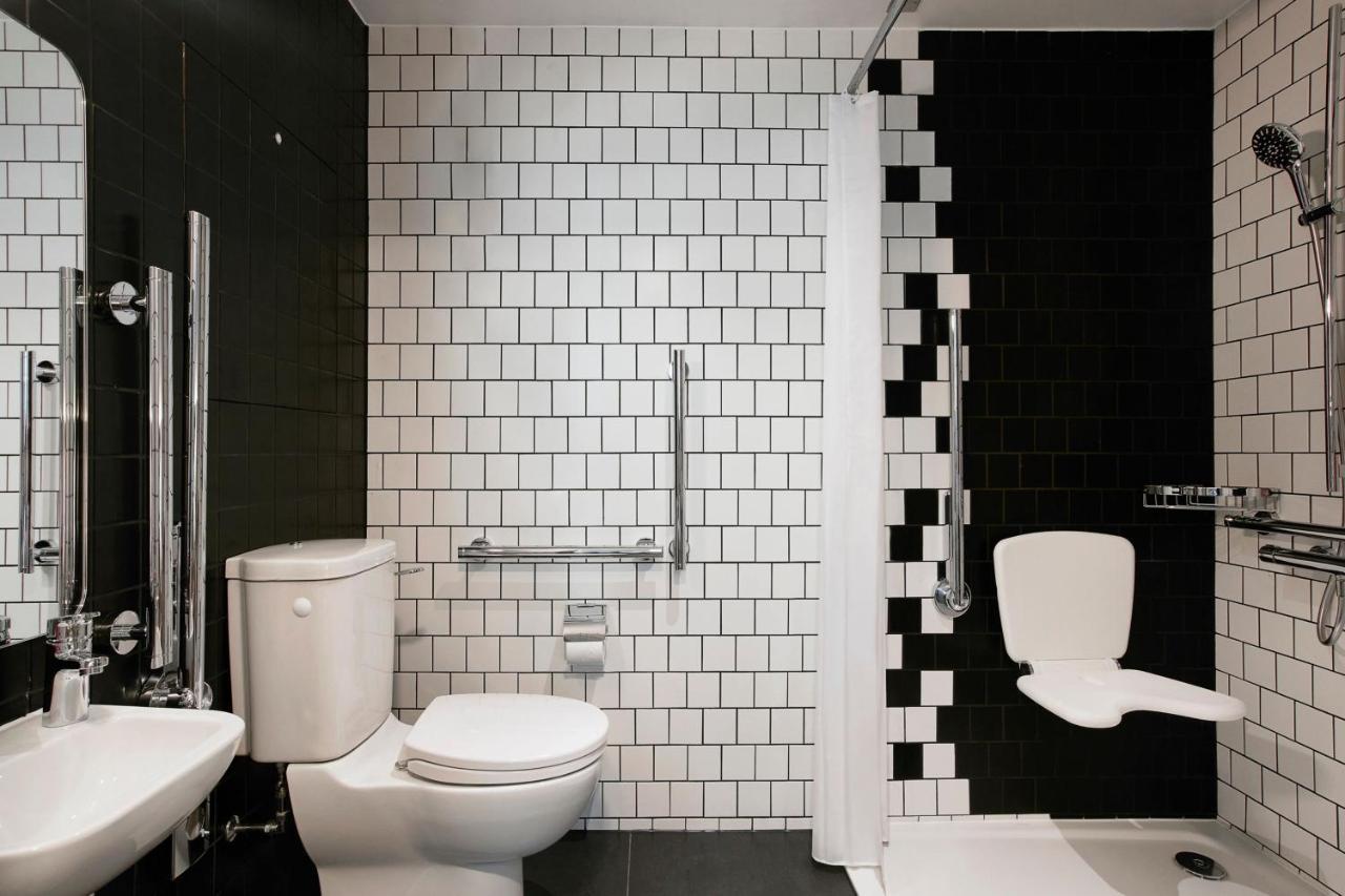 Moxy 4*