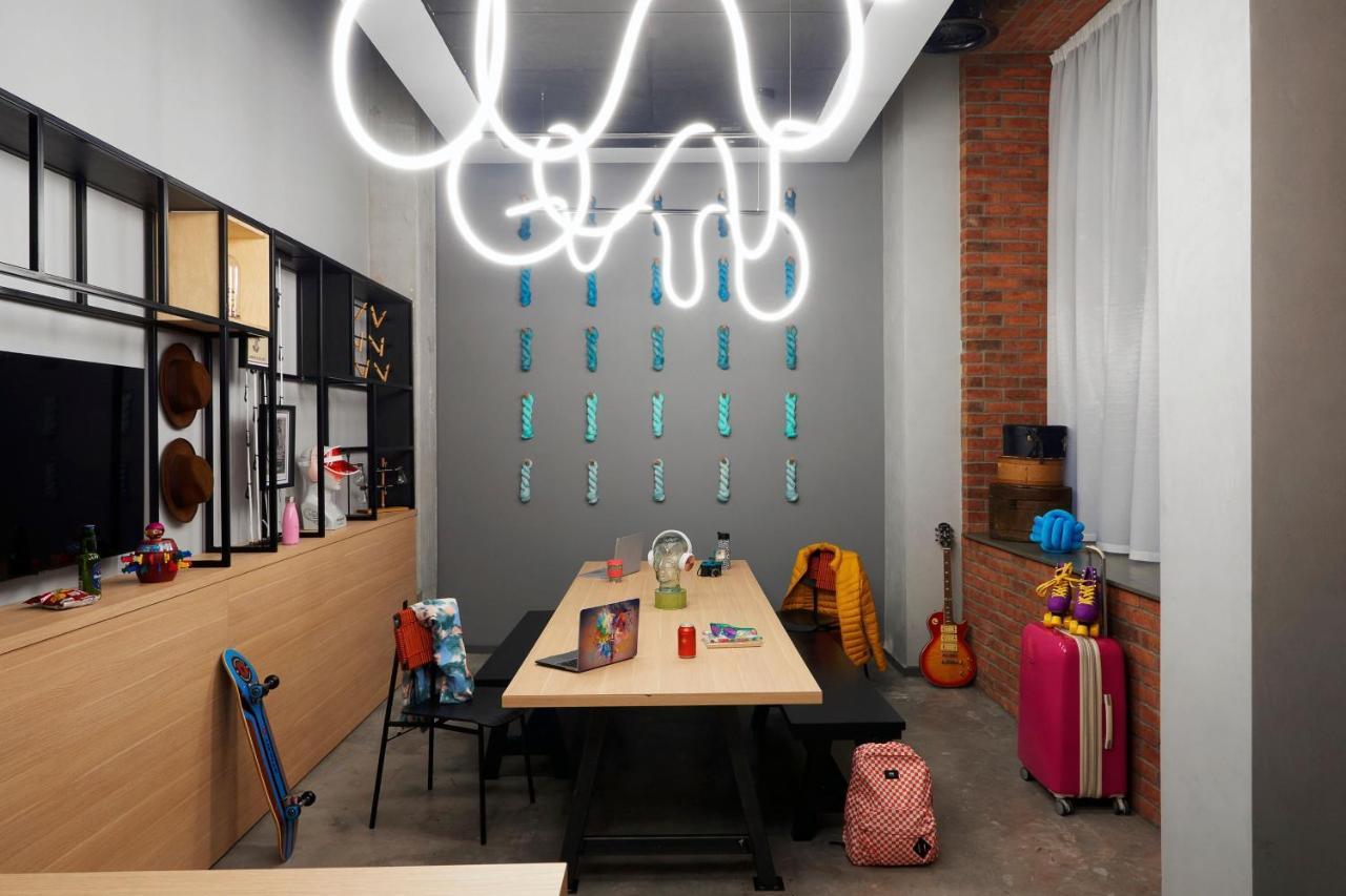 Moxy 4*