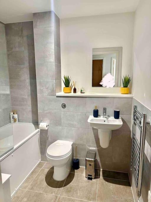 Amazing 1 Bedroom Flat With Balcony Views To The City 19th Floor *