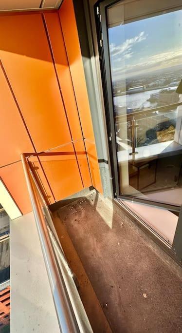 Apartment Amazing 1 Bedroom Flat With Balcony Views To The City 19th Floor