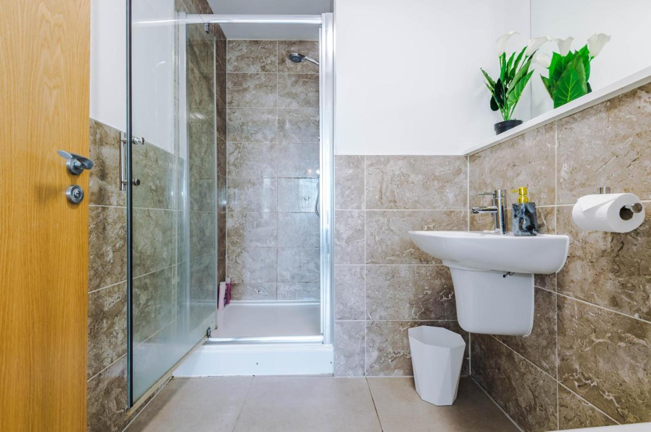 Apartment Spacious 3-bedroom In With Private Rooftop Terrace & Stunning Views *