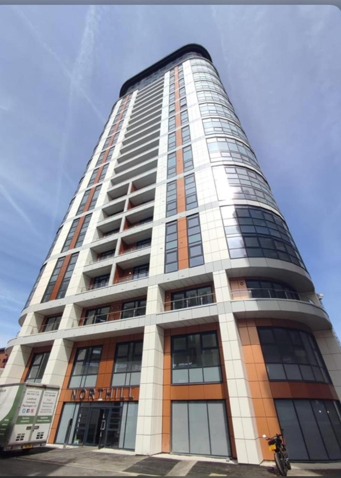 Amazing 1 Bedroom Flat With Balcony Views To The City 19th Floor *