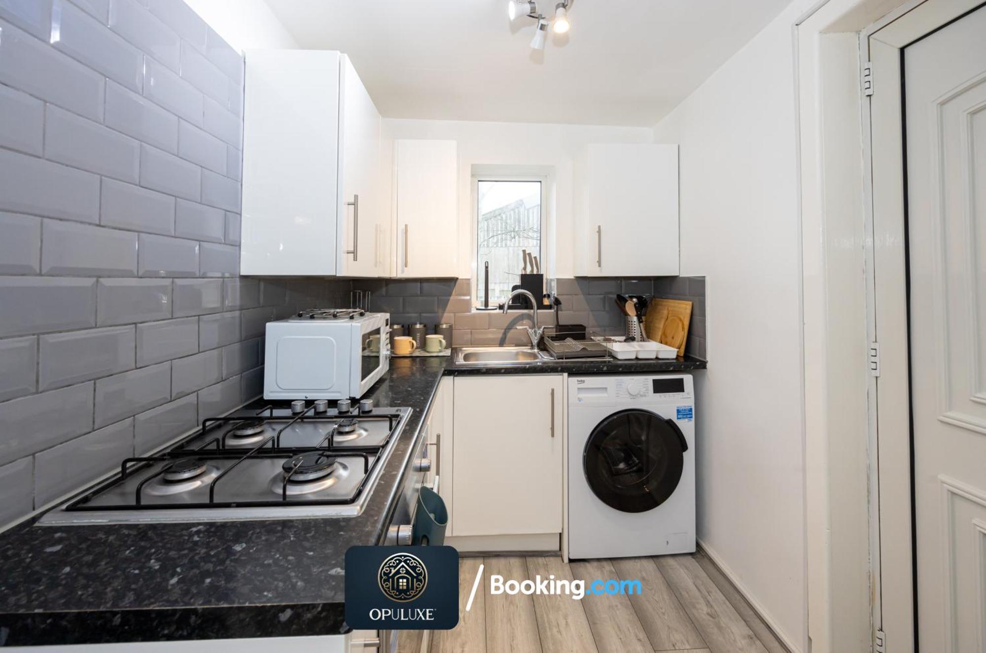 Apartment Luxurious & Homely 2 Bedroom By Opuluxe Short Lets & Serviced Near Center With Free Parking