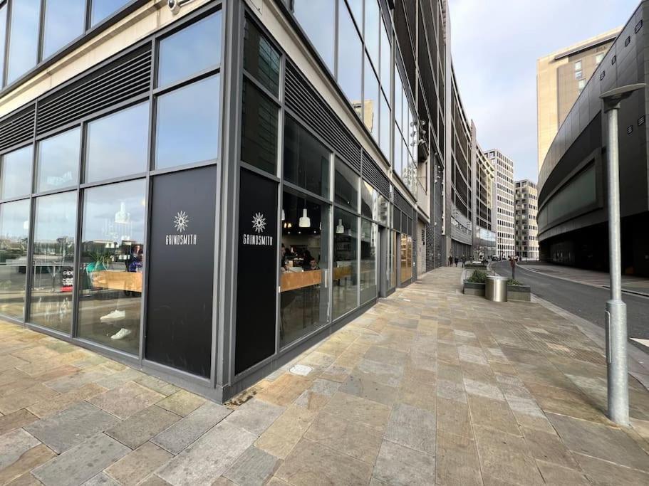 Spacious 2 Bedroom Flat Stunning Waterside View Appartement Manchester