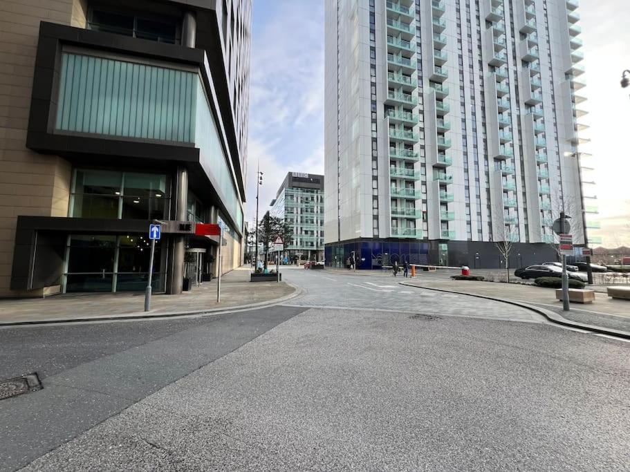 Spacious 2 Bedroom Flat Stunning Waterside View