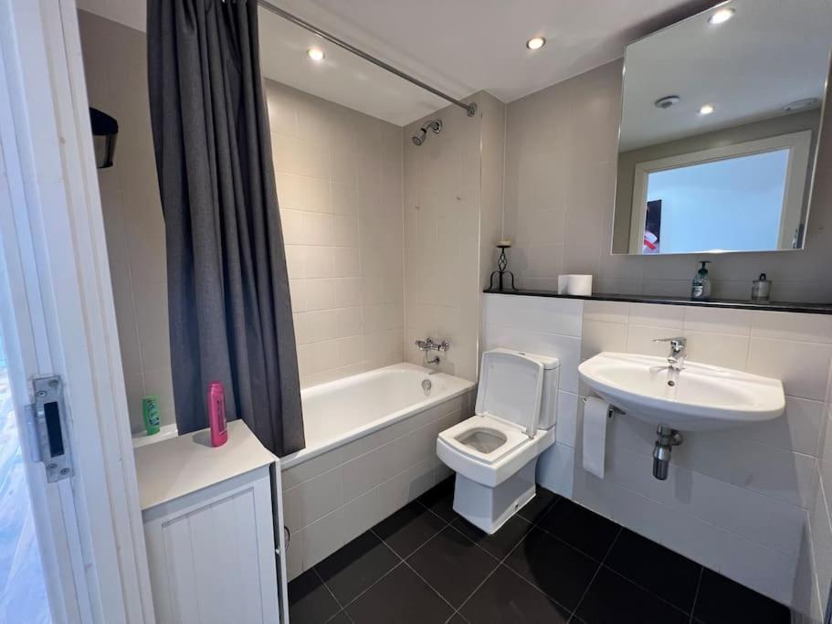 Spacious 2 Bedroom Flat Stunning Waterside View * Manchester